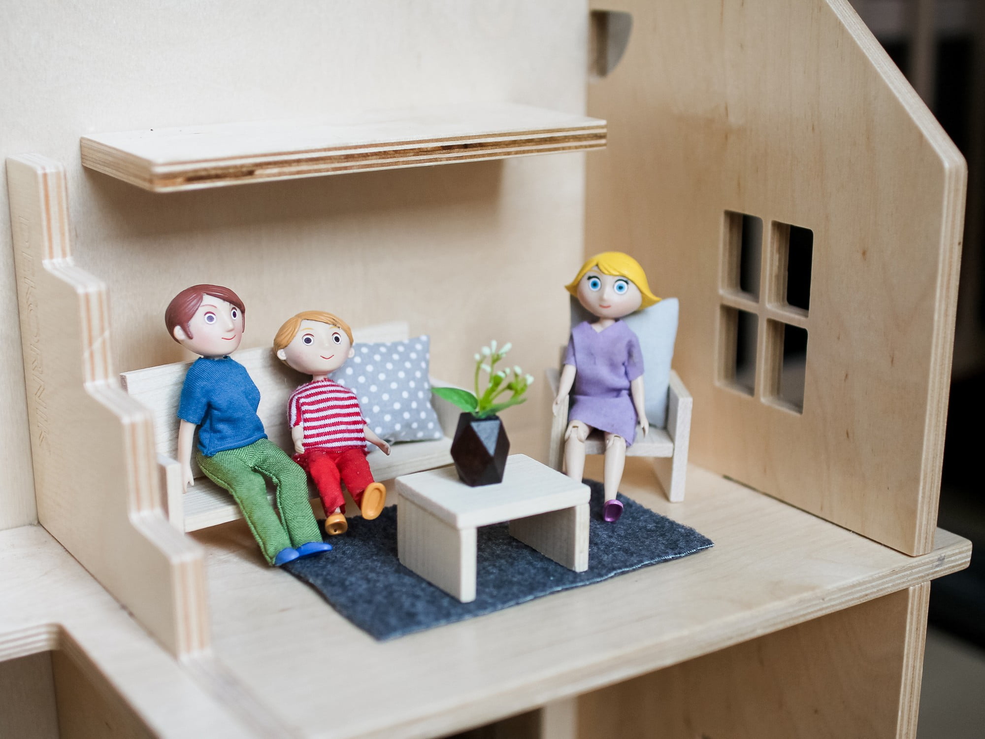 Do domečku dětem kromě nábytku vyrobte také doplňky jako například polštářek