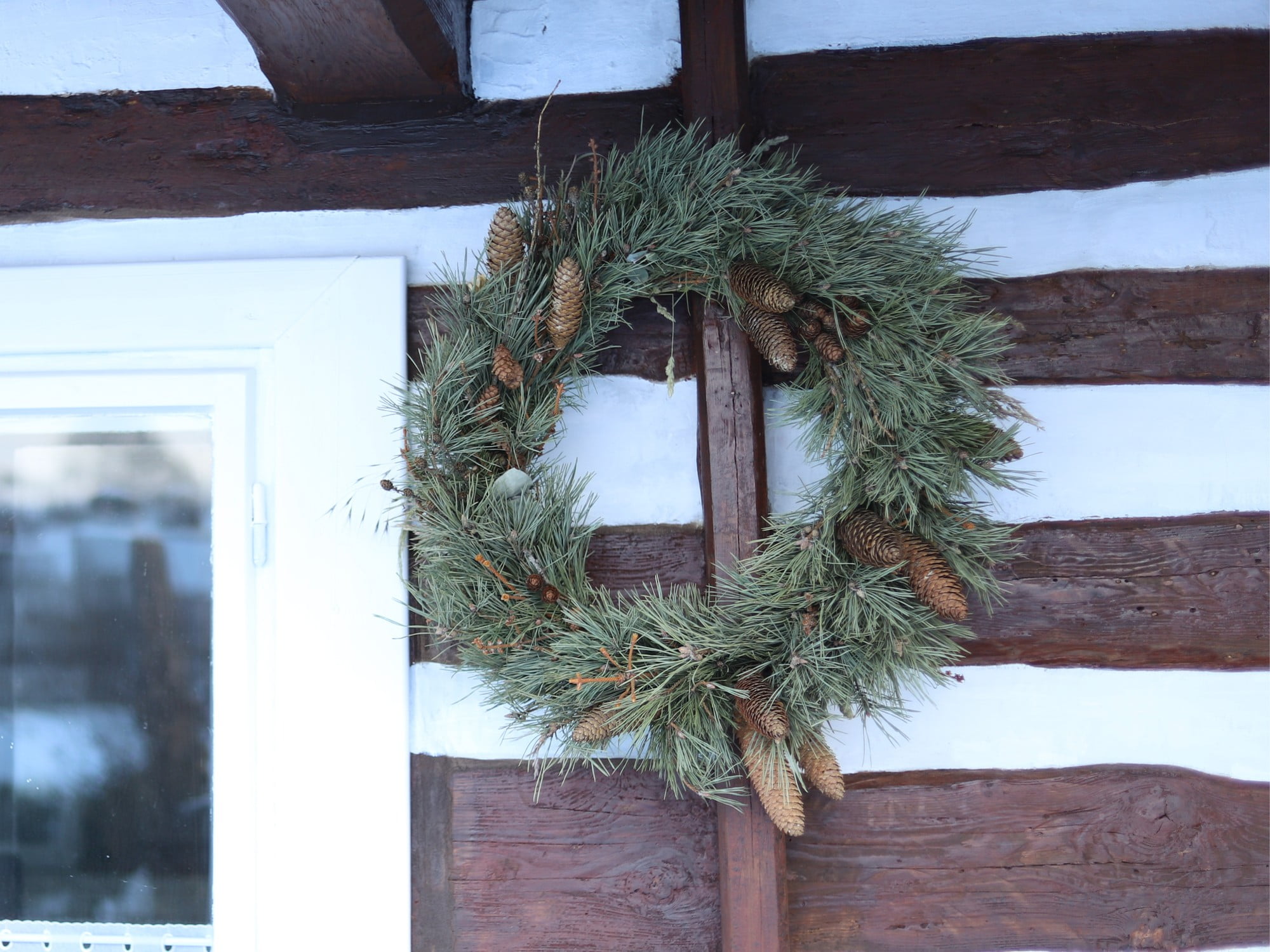 Vánoční věnec na dveře svázaný z borových a smrkových větví