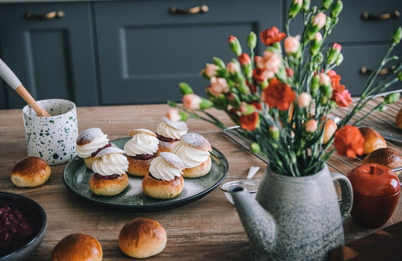 Recept: Semla s brusinkovým džemem a marcipánem