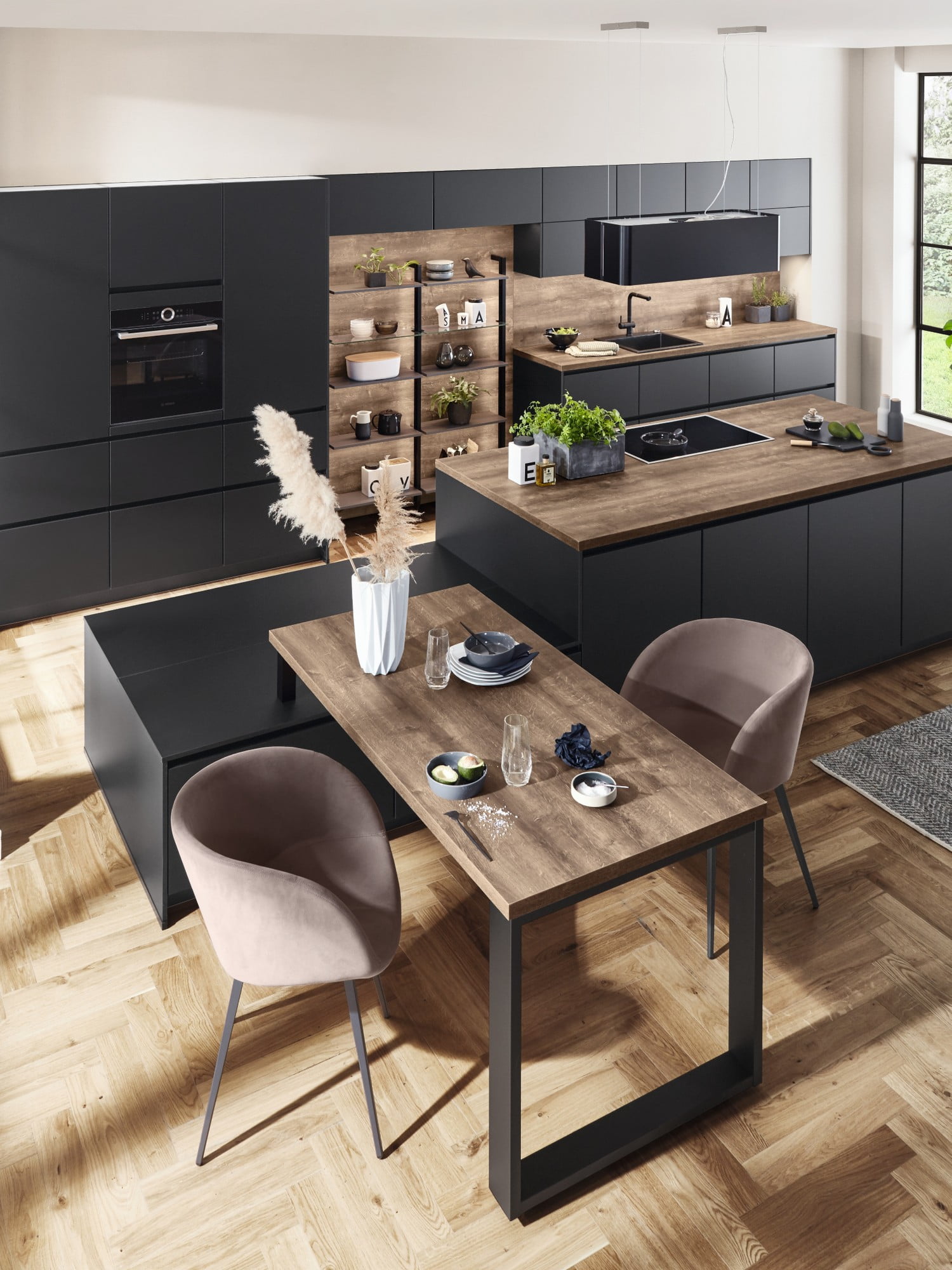 Černá kuchyňská linka se hodí do větší kuchyně, ideálně spojené s obývacím pokojem nebo jídelnou.