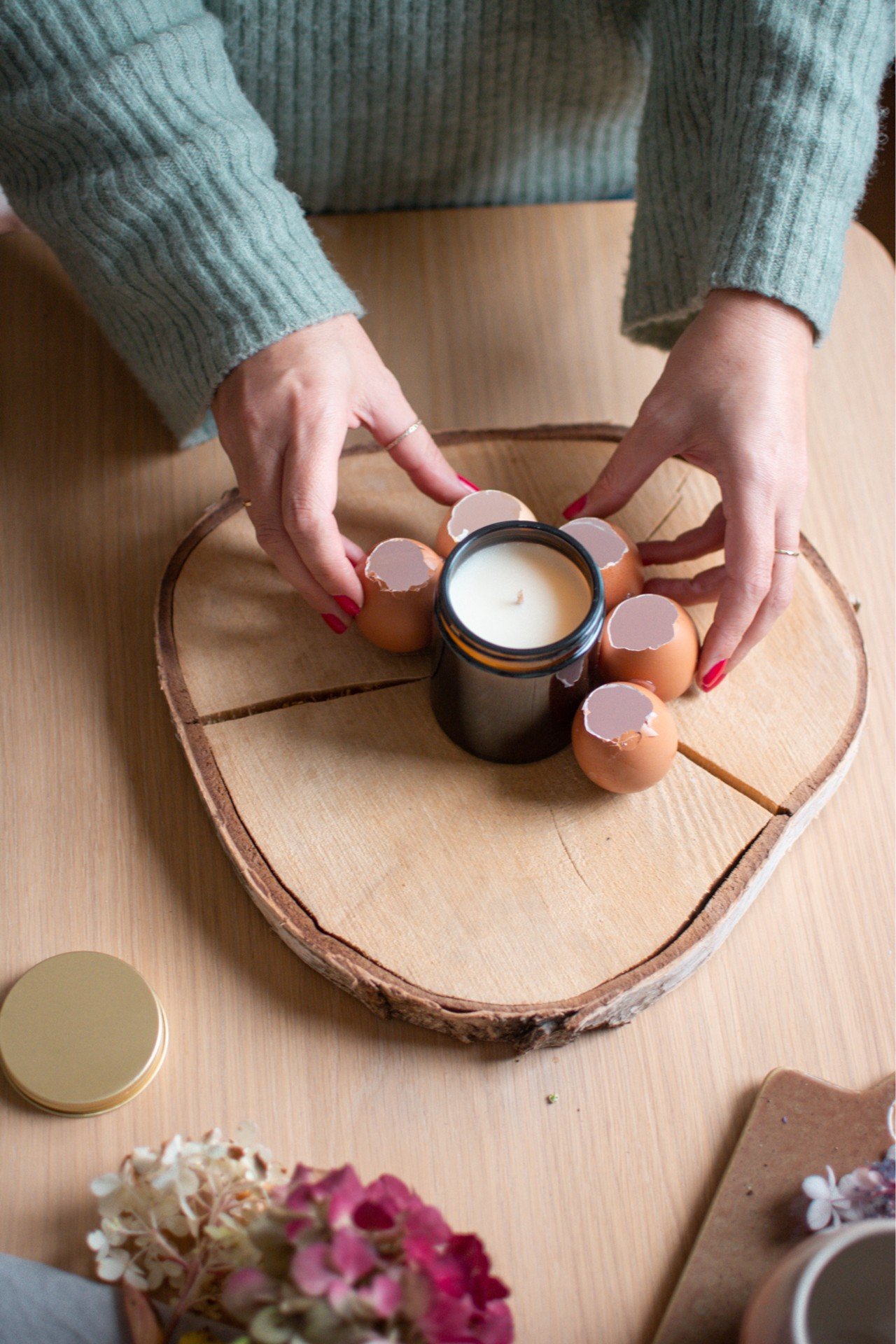 Na tvorbu dekorace použijte vaječné skořápky a slepte je k sobě do kruhu.