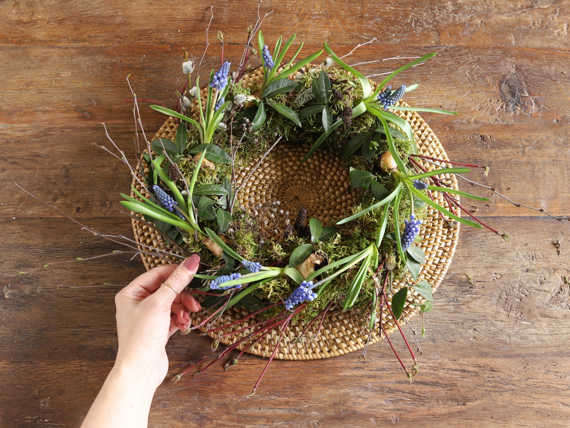 Jarní věnec na stůl z mechu zdobený cibulovinami