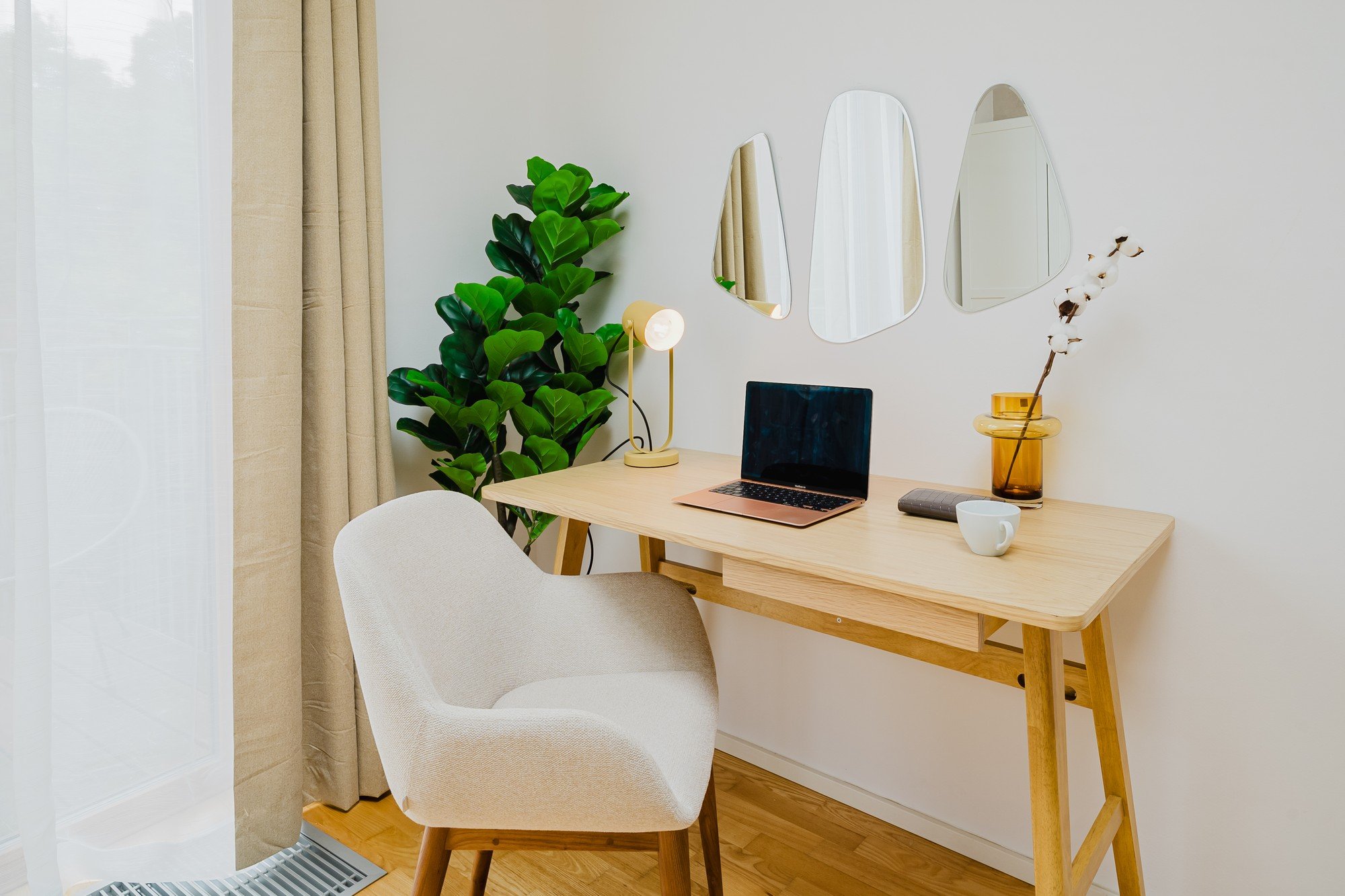 Do větší ložnice se vešel i pracovní kout. 