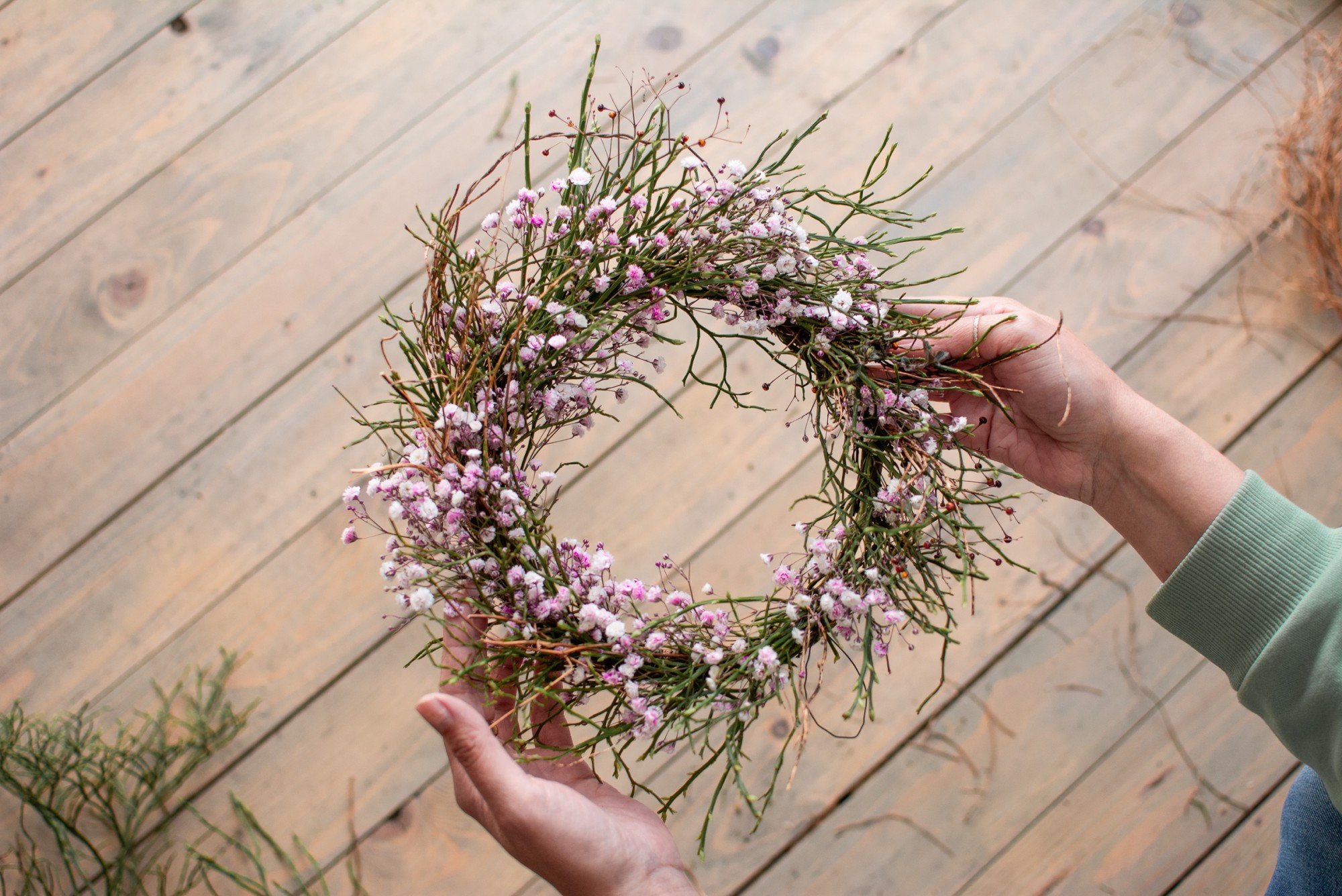 Jarní věnec z větviček borůvčí a nevěstina závoje
