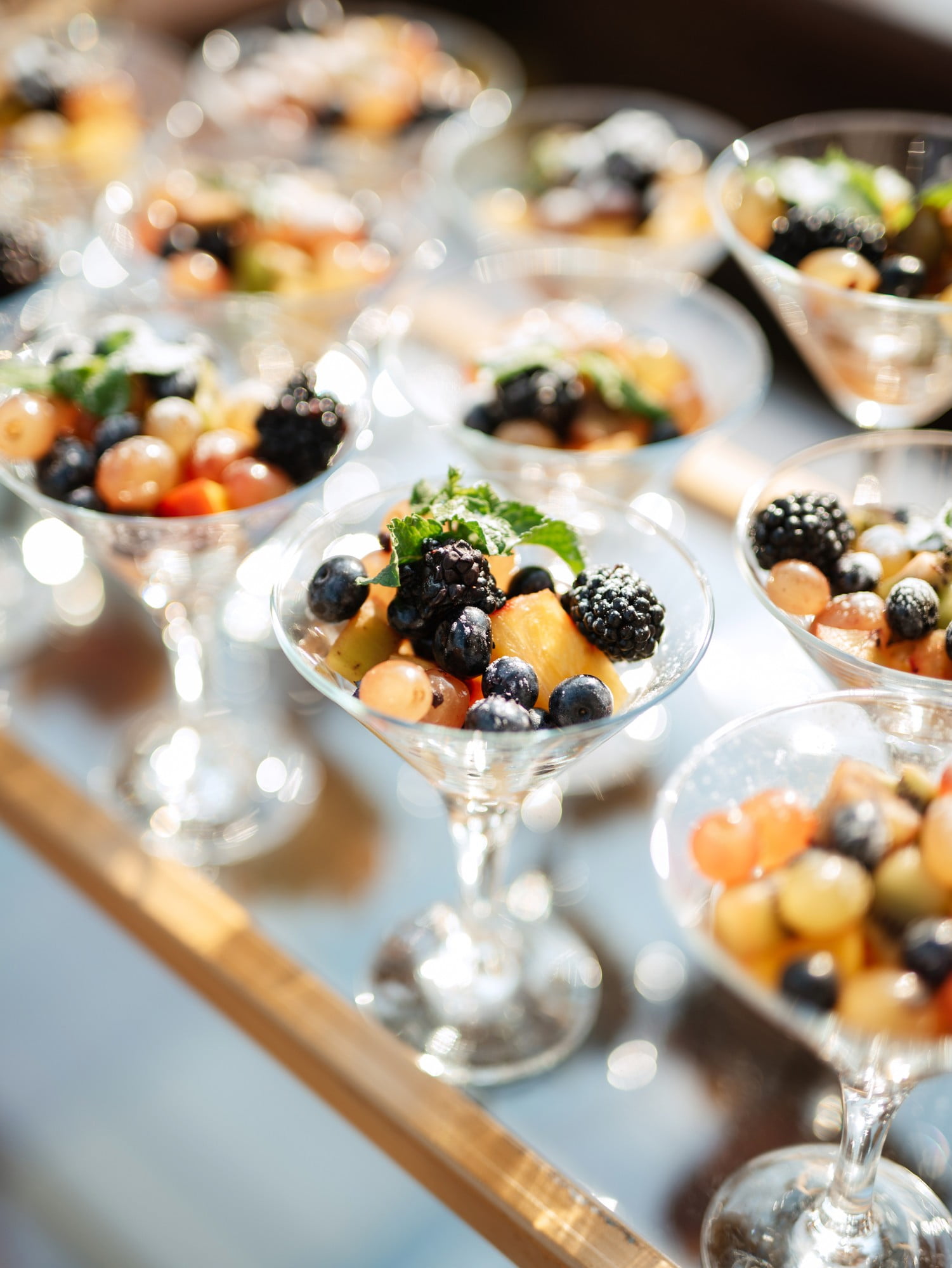 Občerstvení na garden party můžete servírovat stylově – například ve skleničkách.