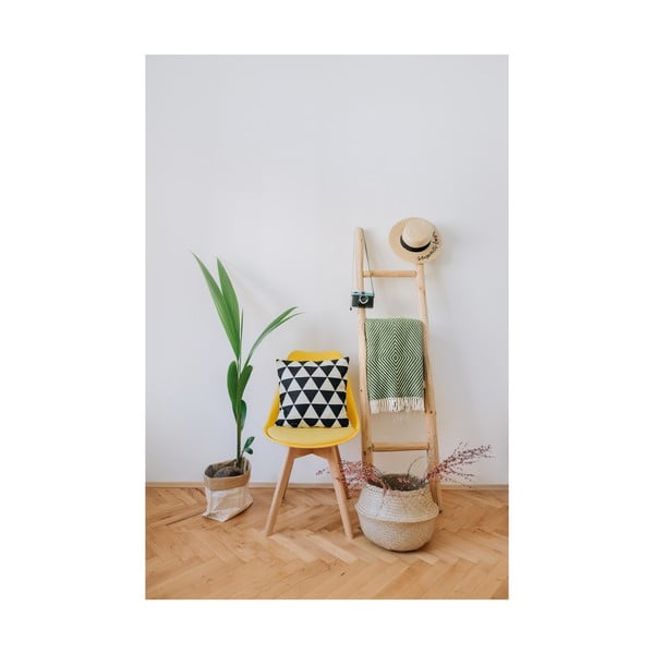 Žlutá židle s bukovými nohami loomi.design Retro