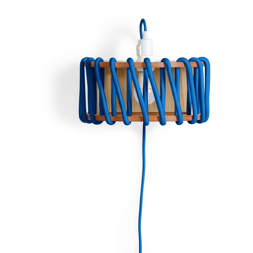 Modrá nástěnná lampa s dřevěnou konstrukcí EMKO Macaron, šířka 30 cm