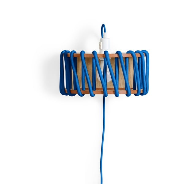 Modrá nástěnná lampa s dřevěnou konstrukcí EMKO Macaron, šířka 30 cm