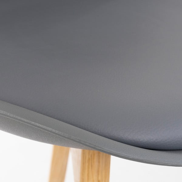 Šedá židle s bukovými nohami loomi.design Retro