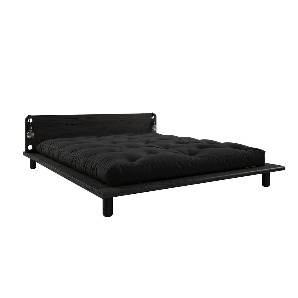 Černá dvoulůžková postel z masivního dřeva s čelem, lampičkami a černou matrací Comfort Karup Design Peek, 160 x 200 cm