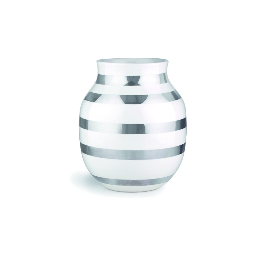 Bílá kameninová váza s detaily ve stříbrné barvě Kähler Design Omaggio, výška 20 cm