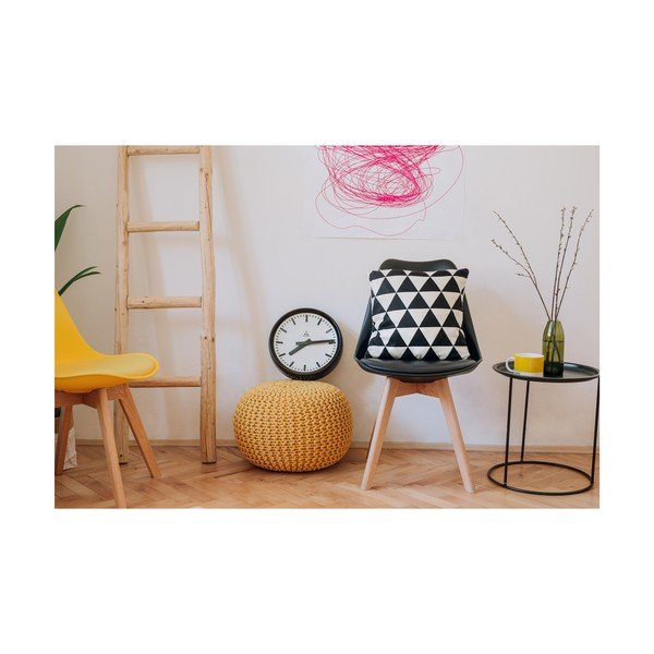 Černá židle s bukovými nohami loomi.design Retro